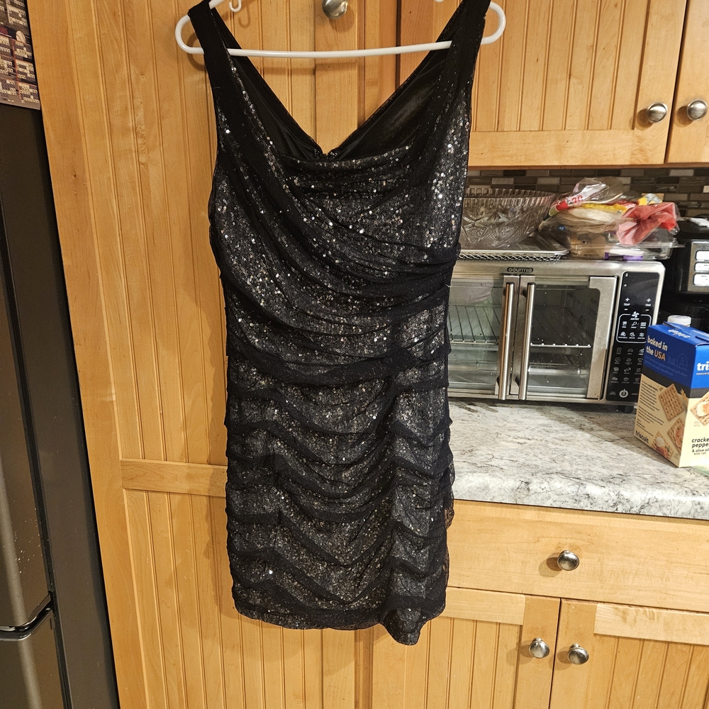 Beautiful Black Sparkly Cocktail Dress! Looks Amazing On For A Perfect Night Out
